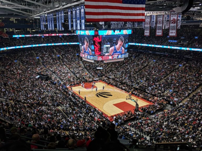 Profesyonel basketbol maçı ve arena, yük yönetimi ve sakatlık önleme haberi